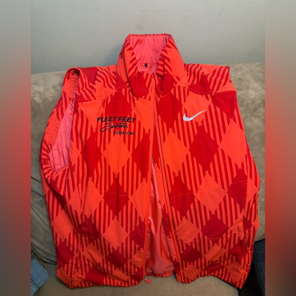 Nike Women’s Size Large Red and Orange Patterned Winter Vest